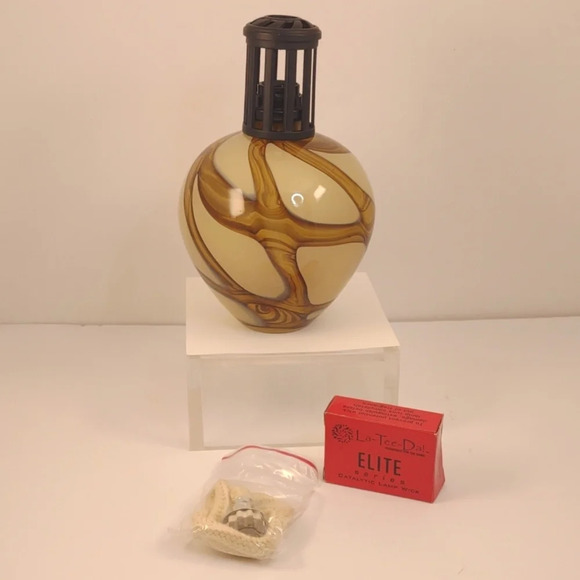 La Tee Da! Marble Cream and Brown Effusion Lamp with Wick New with Tags - Picture 15 of 15